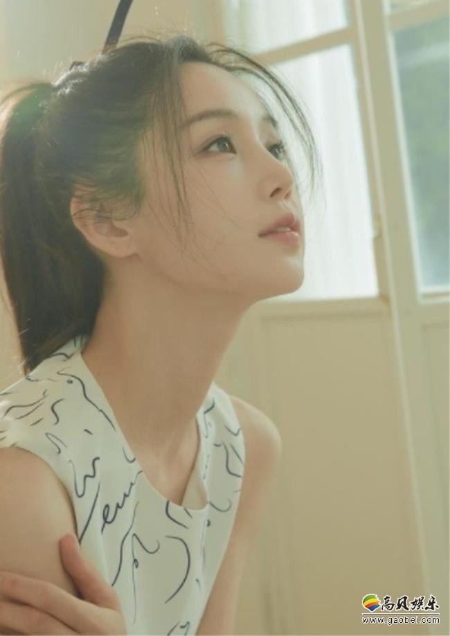 韩国女艺人南奎丽凌晨发布写真近照，优雅迷人魅力十足