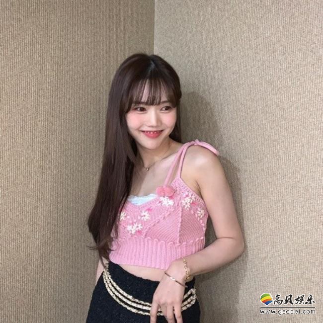 ohmygirl成员崔效定：出众美貌吸引粉丝目光