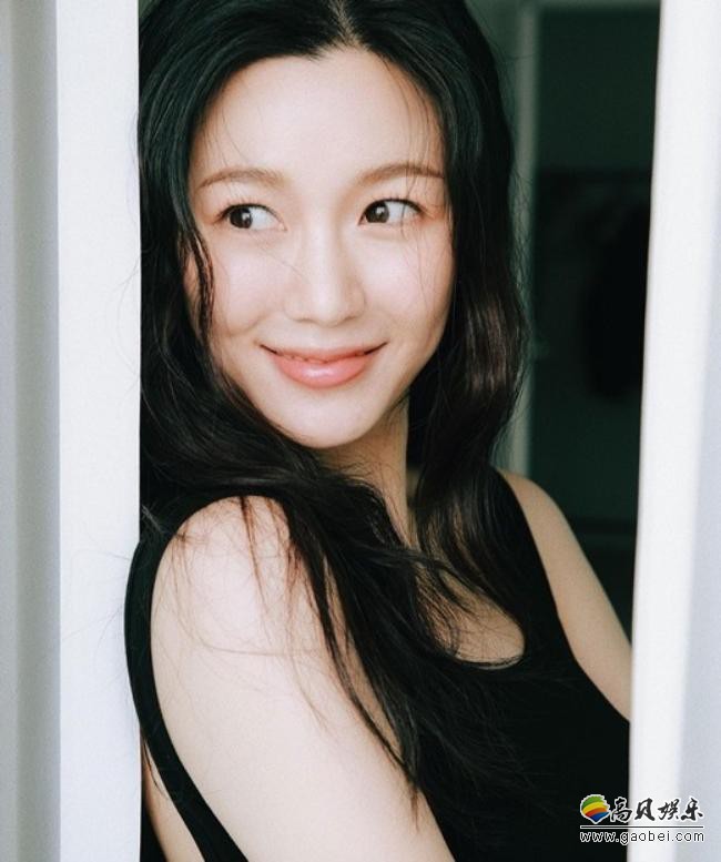 韩国女艺人李多仁发布近照，展示其特有清纯动人美貌
