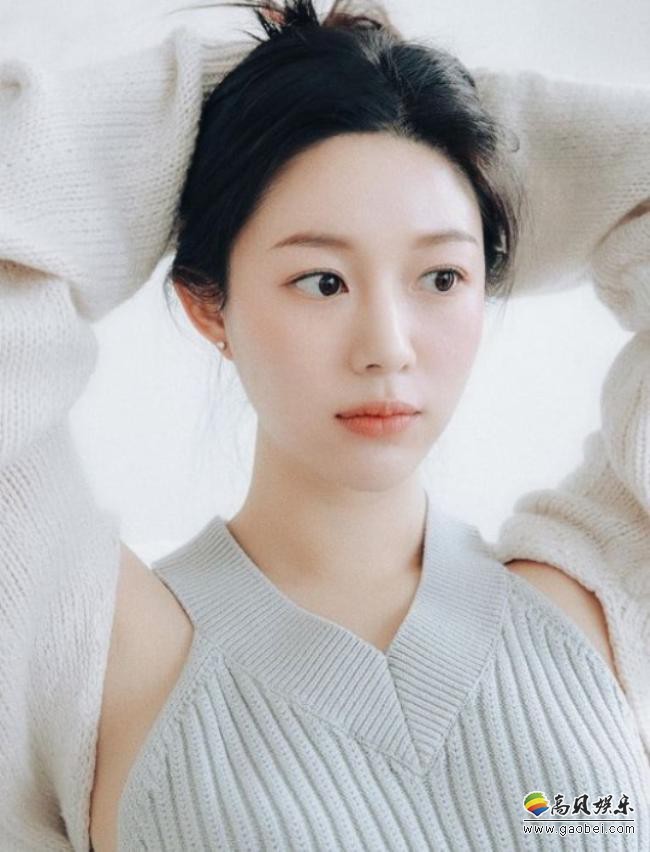 韩国女艺人李多寅发布近照，展示出众的惊人美貌，吸引粉丝目光