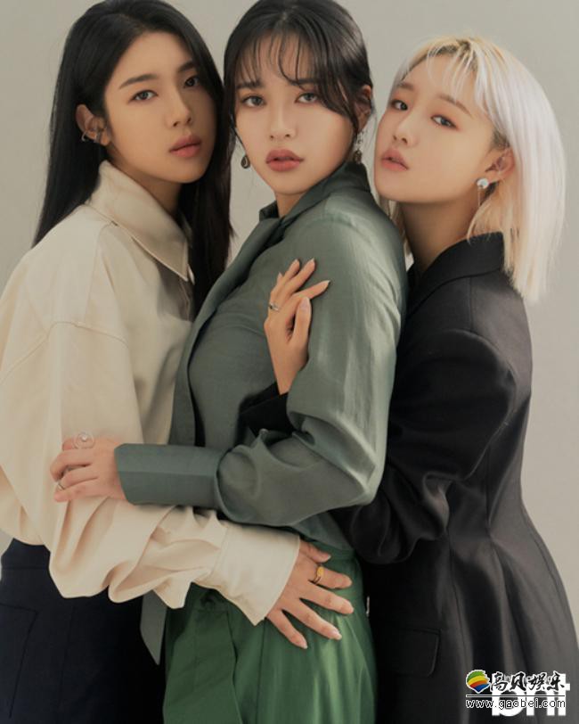 韩国女团少女注意报最新一期拍摄写真，简约时尚打扮衬托个性气场