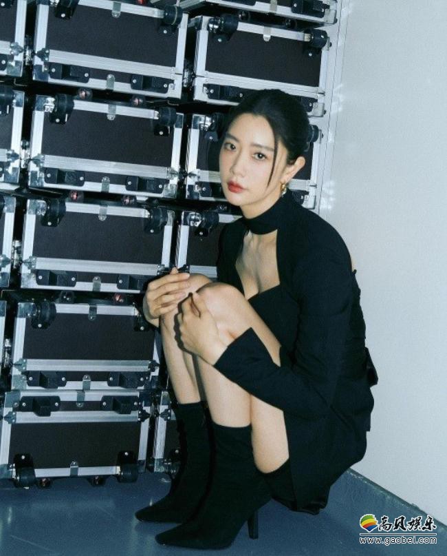 美貌身材＋性感黑色装扮！韩国女艺人Clara发表近照