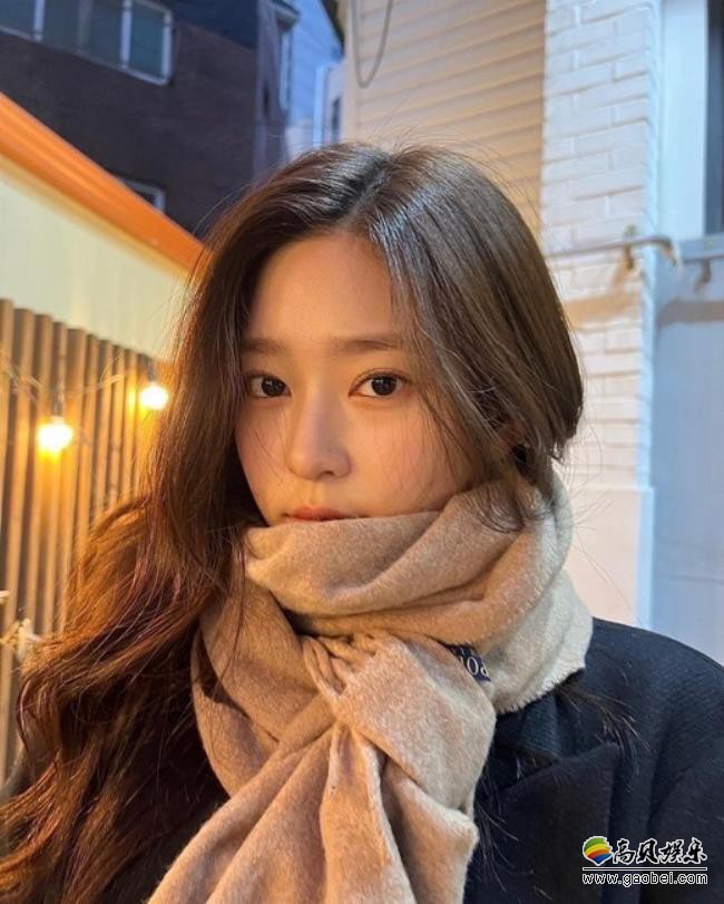 韩国女艺人金珉周发布近照，围巾＋大衣冬季标准打扮吸引目光