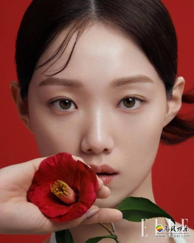 韩国女艺人李圣经最新写真曝光，红色花朵与代言产品完美契合