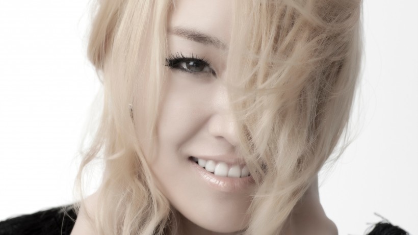 韩国女歌手Younha：18岁出道，包揽所有权威新人奖