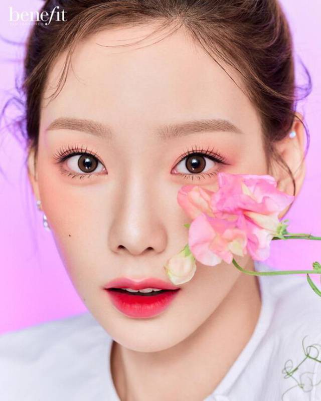 韩国女团少女时代成员泰妍为代言美妆品牌拍摄最新宣传照