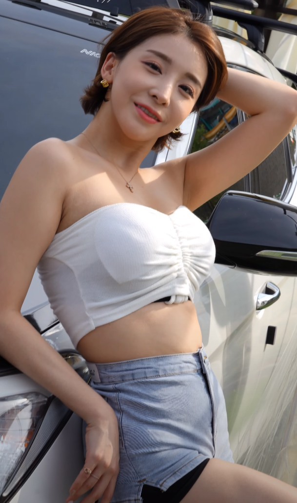 MIYU美宥登陆哪一年夏季超级车展？她以怎样的姿势接受现场粉丝饭拍？
