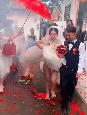 结婚跨火盆寓意着日子红红火火！