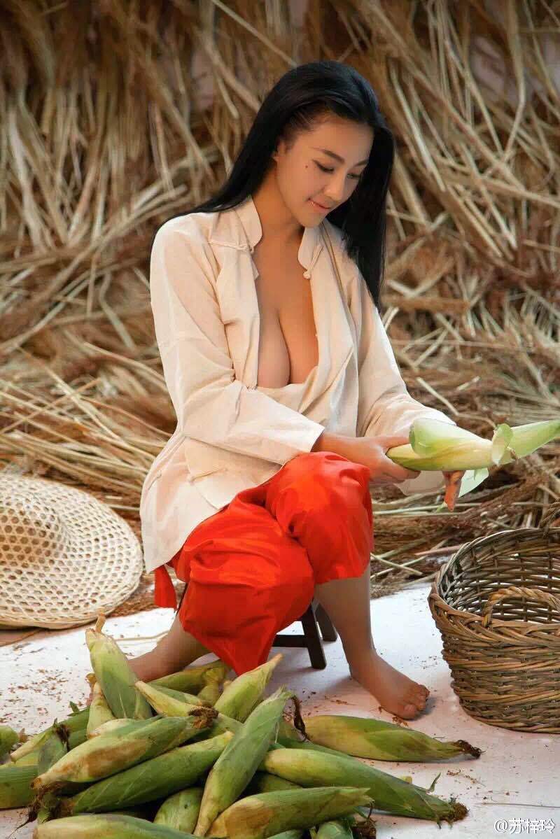 苏梓玲  苏梓玲 概念版静态写真图《丰乳肥臀》第7张图片