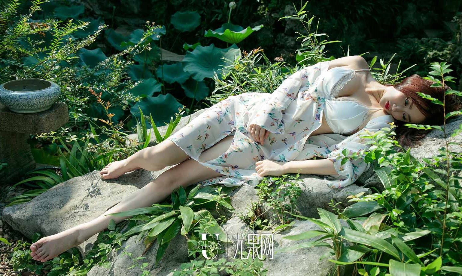 苏小曼  苏小曼醉卧花底 躺在绿丛勾人心魄第28张图片
