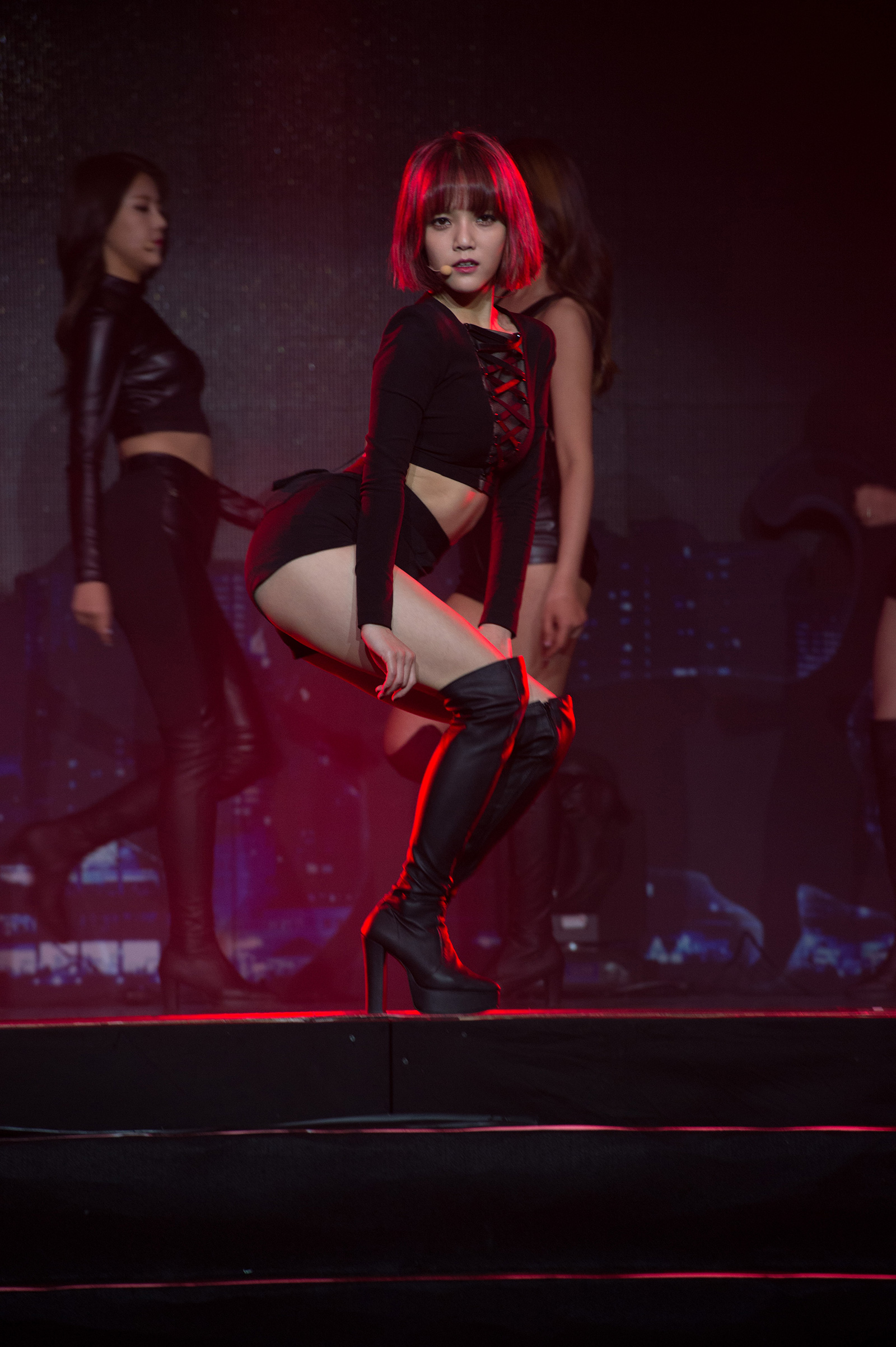 人气偶像AOA献唱新歌 劲歌热舞狂撩粉丝