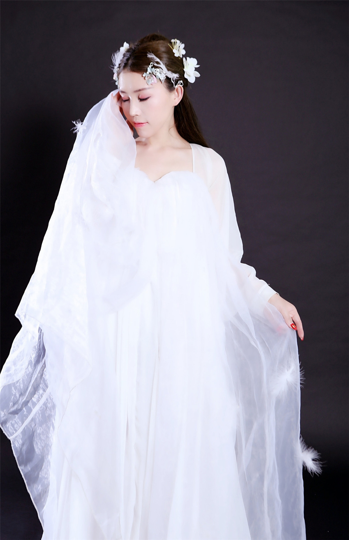 气质美女高端写真 一袭白色长裙彰显优雅魅力