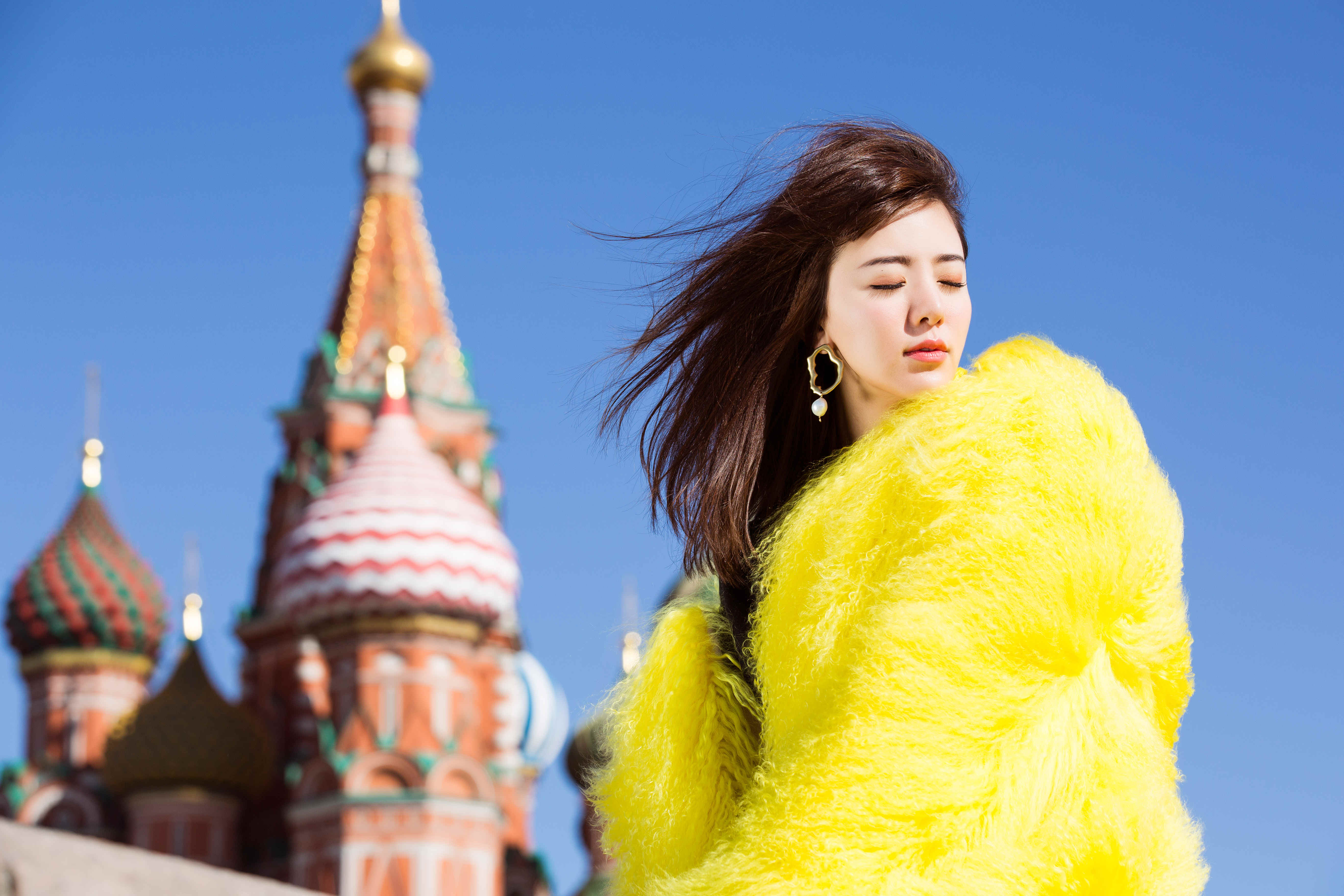 阿兰莫斯科时尚街拍 穿黄色外套十分亮眼