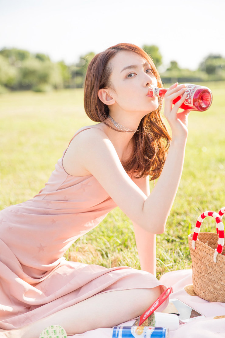 杨之楹写真曝光 阳光下肆意奔跑灵动少女感十足