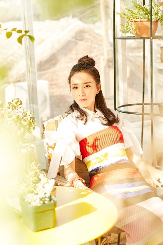 姜瑞佳发布夏季写真 演绎阳光房的清新少女