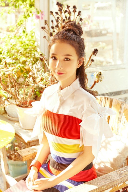 姜瑞佳发布夏季写真 演绎阳光房的清新少女