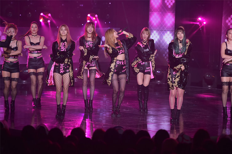 女团EXID演唱会美照来袭 美腿比颜更亮眼！